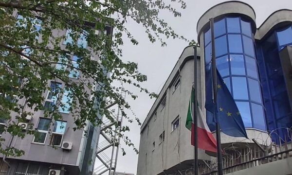 “koha-per-te-vepruar-eshte-tani”,-ambasada-italiane-ul-flamujt-ne-gjysmeshtize-ne-kujtim-te-grave-te-vrara