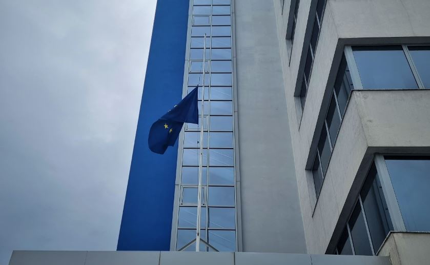 Zyra e BE-së ul flamujt në gjysmështizë për gratë e vrara në Kosovë