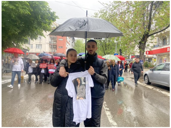 Protestës në Pejë po i prinë vajza e të ndjerës Gjyljeta Ukella