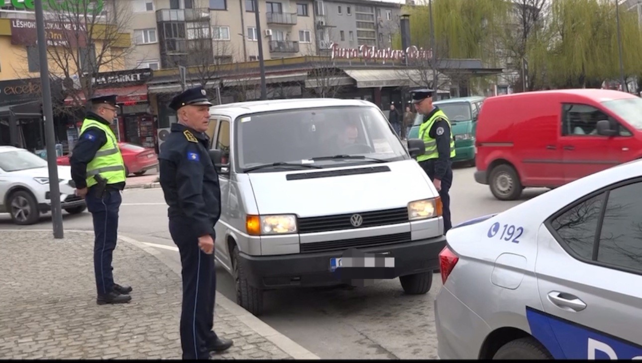 Në Prishtinë konfiskohen 5 automjete dhe 15 patentë shoferë, shqiptohen 511 fletëparaqitje