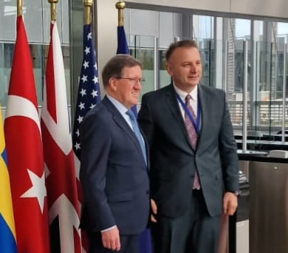 Zemaj takon ish Sekretarin e NATO-s Robertson, e falenderon për kontributin në momente kruciale për Kosovën
