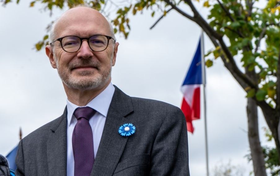 ambasadori-francez-viziton-qendren-e-votimit-ne-mitrovice-te-veriut