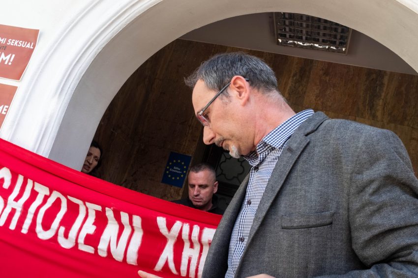 profesori-i-denoncuar-per-ngacmim-seksual,-xhevat-krasniqi-mohon-akuzat-ndaj-tij