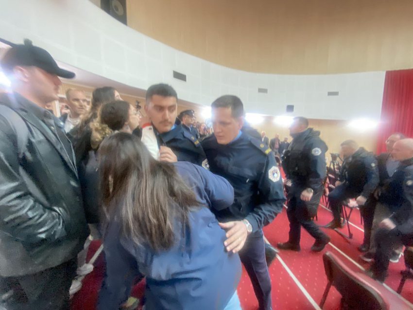 nderhyn-policia,-shperndane-studentet-qe-po-protestonin-kunder-profesorit-te-dyshuar-per-ngacmim-seksual