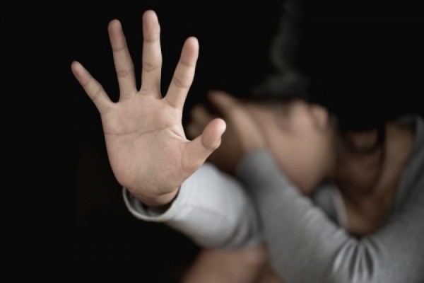 Pejë: Gruaja lajmëron burrin në polici për dhunë psiqike