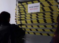 aktivistet-bllokojne-me-ngjites-zyren-e-profesorit-xhevat-krasniqi