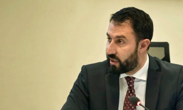 Ministri Krasniqi sqaron çështjen e Grantit të Performancës Komunale