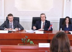 si-te-rriten-shanset-e-kosoves-per-anetaresim-ne-kie,-ambasadori-britanik-diskuton-me-komisionin-per-pune-te-jashtme