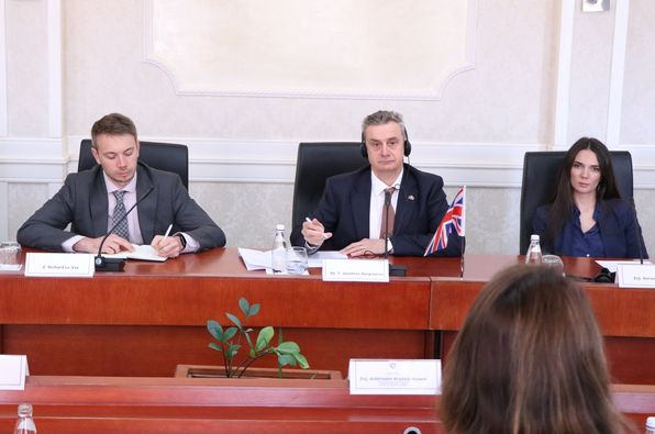 Si të rriten shanset e Kosovës për anëtarësim në KiE, ambasadori britanik diskuton me Komisionin për Punë të Jashtme