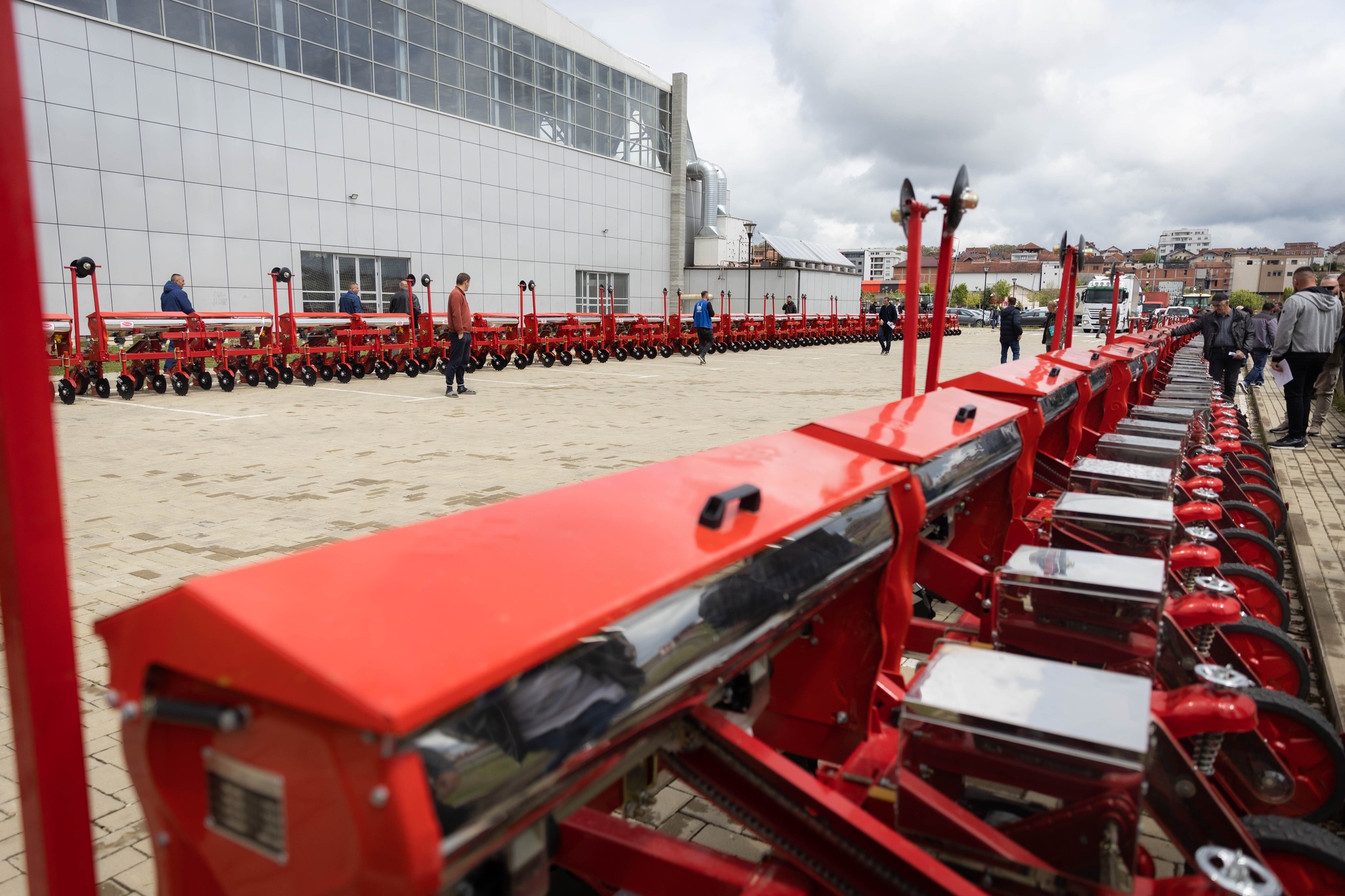 Shpërndahen 35 makina mbjellëse të misrit për bujqit e Skenderajt