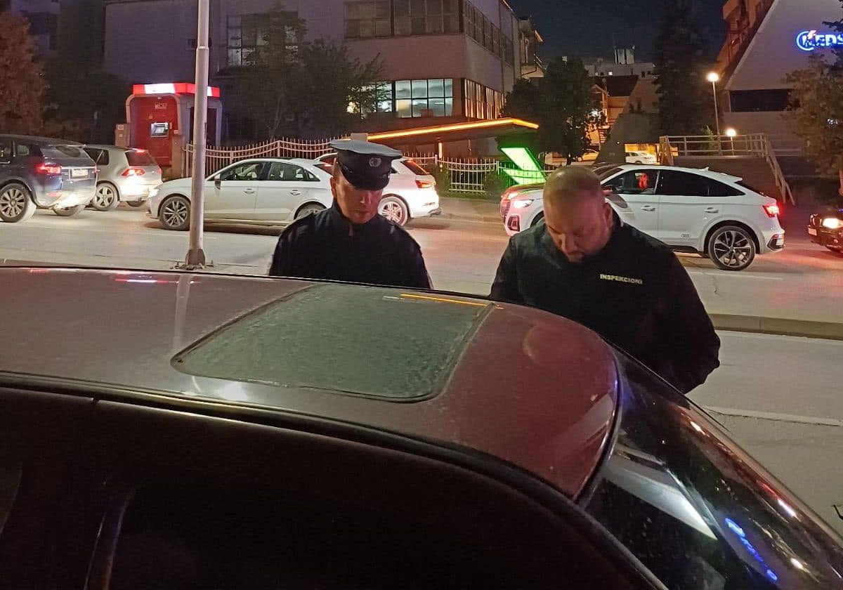 Inspektorati i Prishtinës në aksion, gjobit shoferë e konfiskon targa