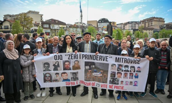 Presidentja Osmani: Serbia akoma fle mbi varreza masive, refuzon t’i hapë arkivat me informacione për personat e zhdukur
