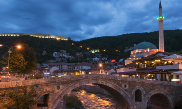 Publikohen pamje të vetaksidentit në Prizren