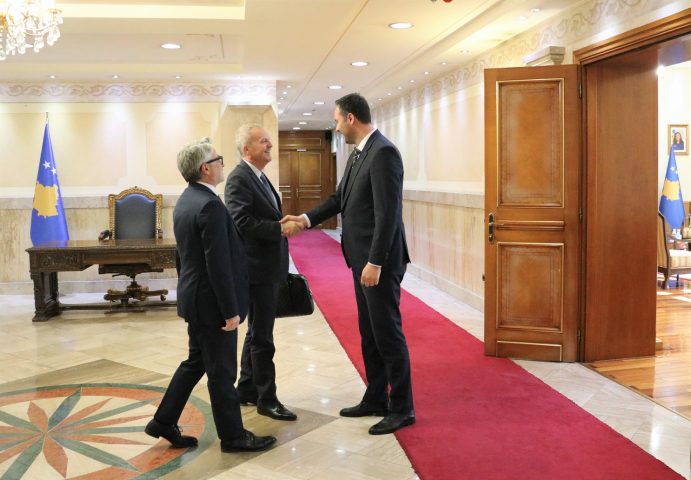 Konjufca takon deputetin italian, flasin edhe për dialogun Kosovë- Serbi
