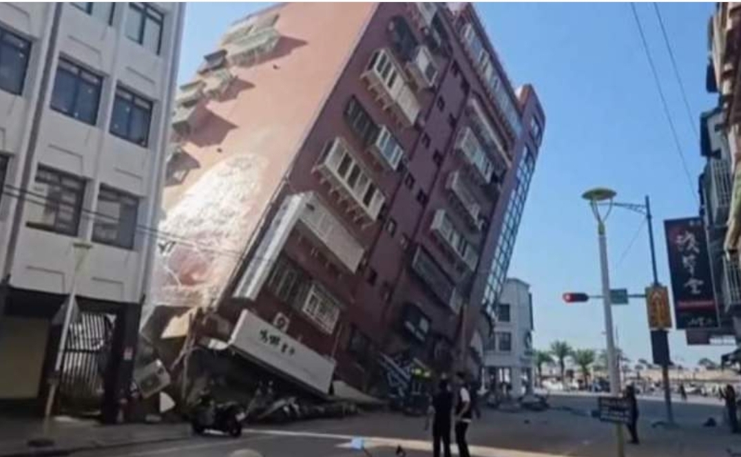 Pamje nga momenti kur Tajvani goditet nga tërmeti vdekjeprurës, ndërtesat bëhen gërmadha në pak sekonda