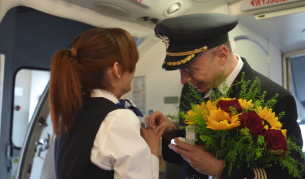 Piloti i propozon të dashurës së tij stjuardese për martesë teksa ishin duke fluturuar mbi re