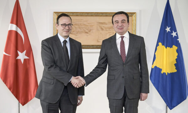 ambasadori-turk,-kryeministrit-kurti:-ankaraja-voton-pro-kosoves-ne-kie