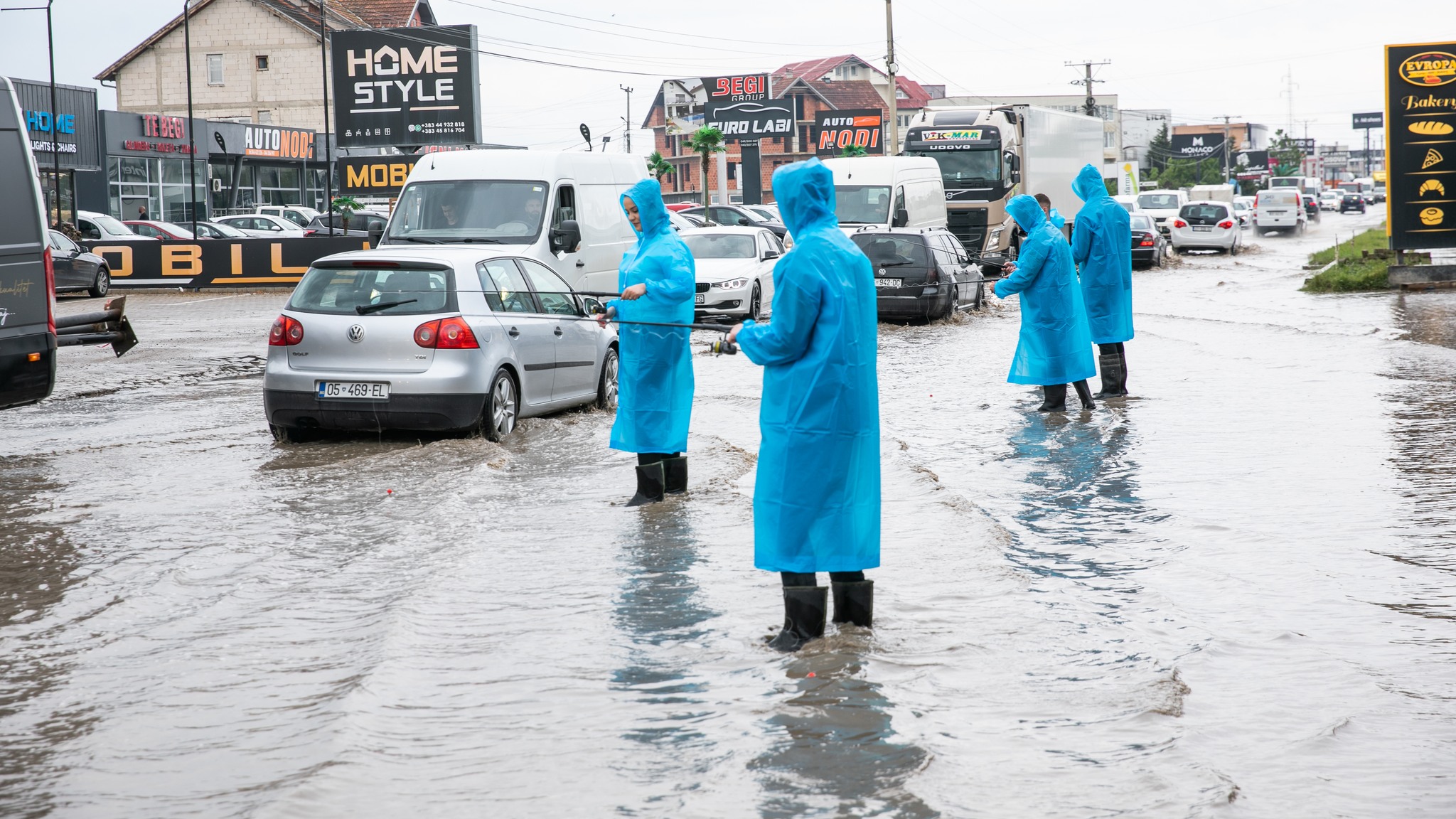 Rrugët e Ferizajt pas shiut në gjendje jo të mirë, rinia e PDK-së: Ministër a po na sjellë anije?