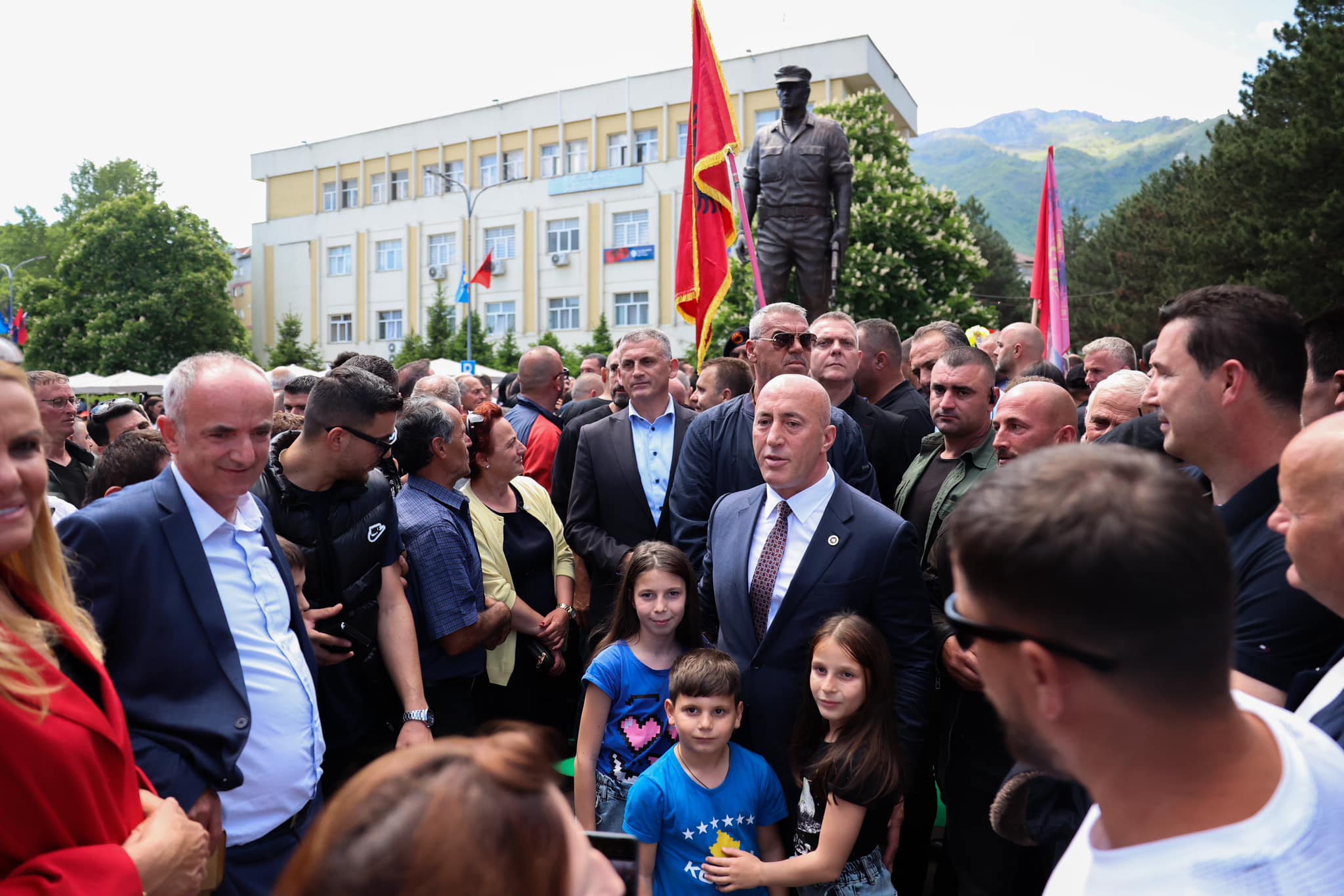 Përurohet shtatorja e Tahir Sinanit në Bajram Curr, Haradinaj: Me heroizmin e tij nderoi mbarë kombin shqiptar