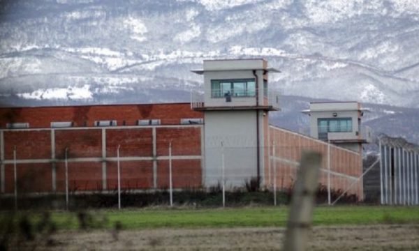 Burgu i Dubravës: Parandalohen dy raste të kontrabandës, tentuan të fusin dy telefona dhe 750 euro