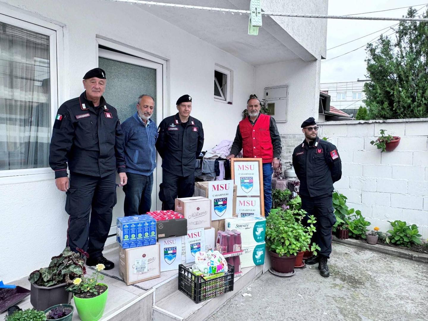Karabinierët italianë ndihmojnë disa familje në nevojë në Leposaviq dhe Prishtinë