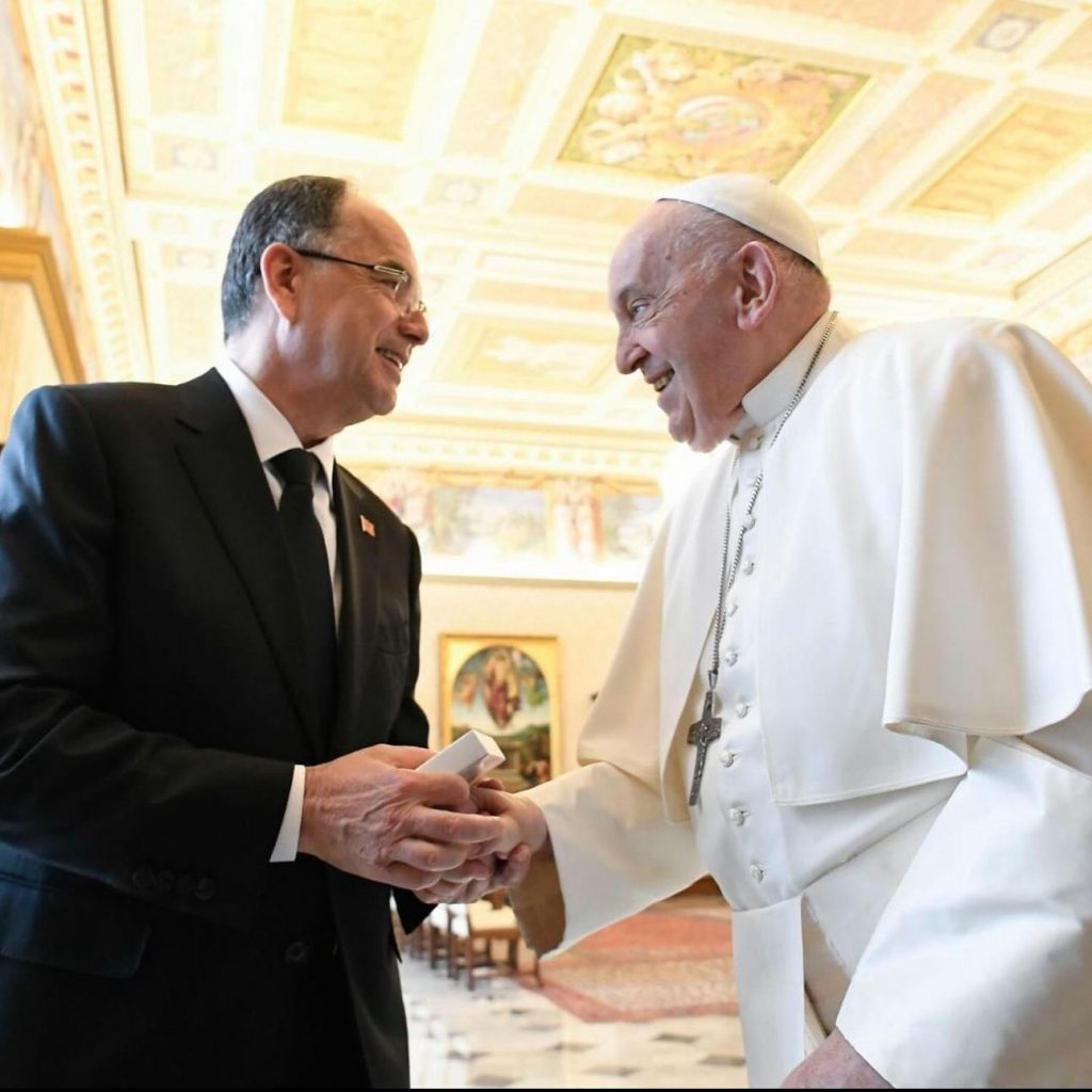 Begaj pritet nga Papa Françesku, flet edhe për Kosovën