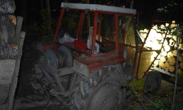 Tentuan t’i godasin me traktorë policët pasi i kapën me drunj, arrestohen dy të dyshuar – njëri ik