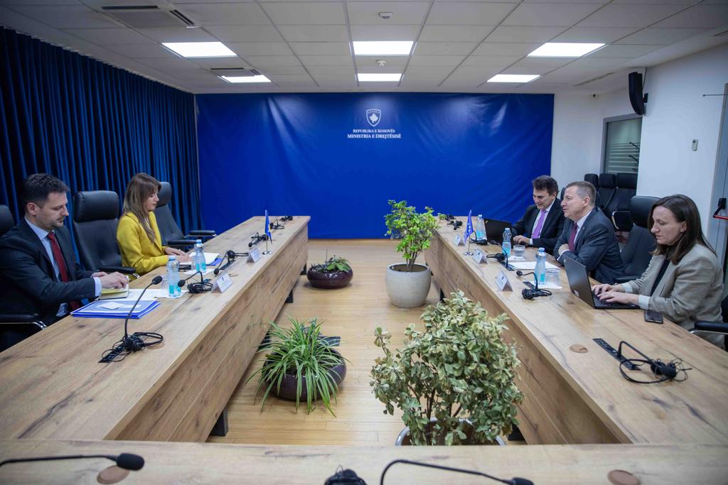 Szunyog takon Haxhiun: Sundimi i ligjit, fushë kyçe në rrugën e Kosovës drejt BE-së