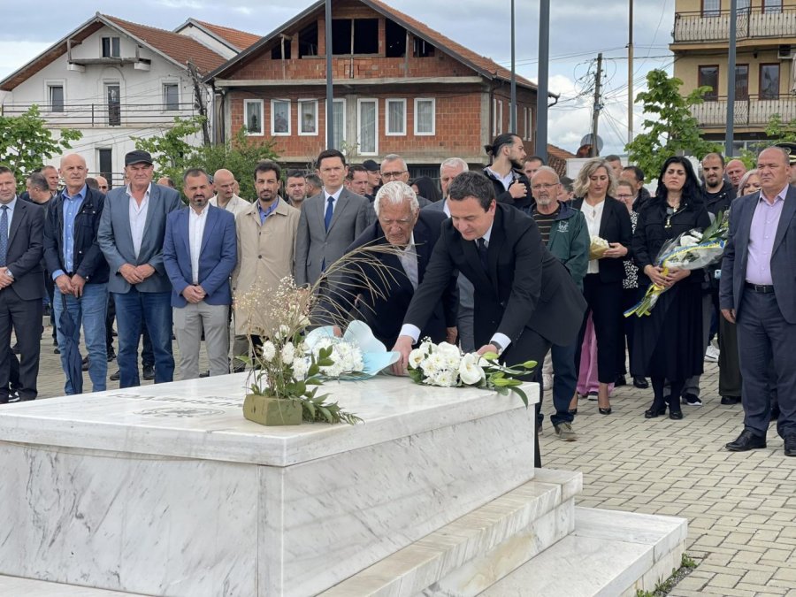 Kurti homazhe te varret e Ilir Konushevcit dhe Hazir Malajt: Pushkët që i mbanin ushtarët e UÇK-së ishin të Ilirit