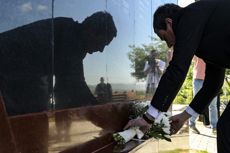 Kurti bën sot homazhe tek varrezat e martirëve e dëshmorëve të kombit në Çabrat të Gjakovës