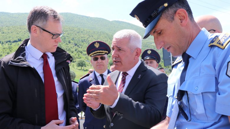 svecla-me-ministrin-e-britanise-se-madhe-per-luftimin-e-migrimit-te-paligjshem-vizitojne-kufirin-kosove-shqiperi