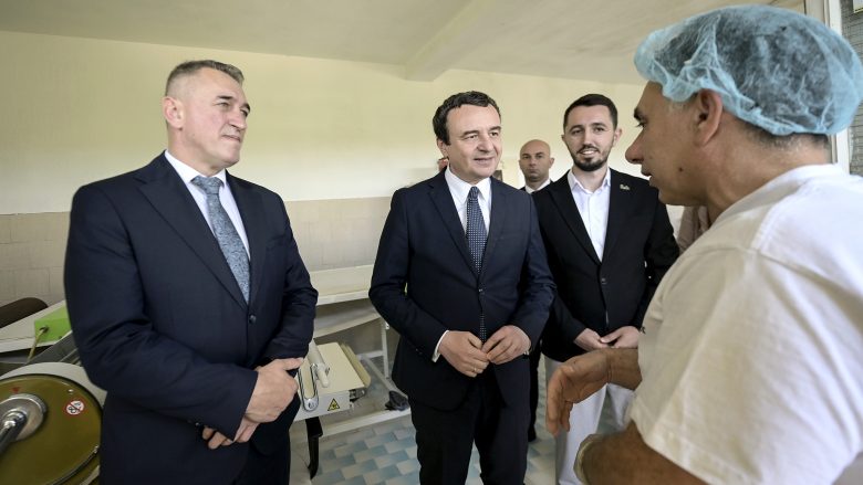 kurti-viziton-komunen-e-kamenices-dhe-ndermarrjen-“tirol”-me-pronar-dobrivoje-antiq-nga-komuniteti-serb
