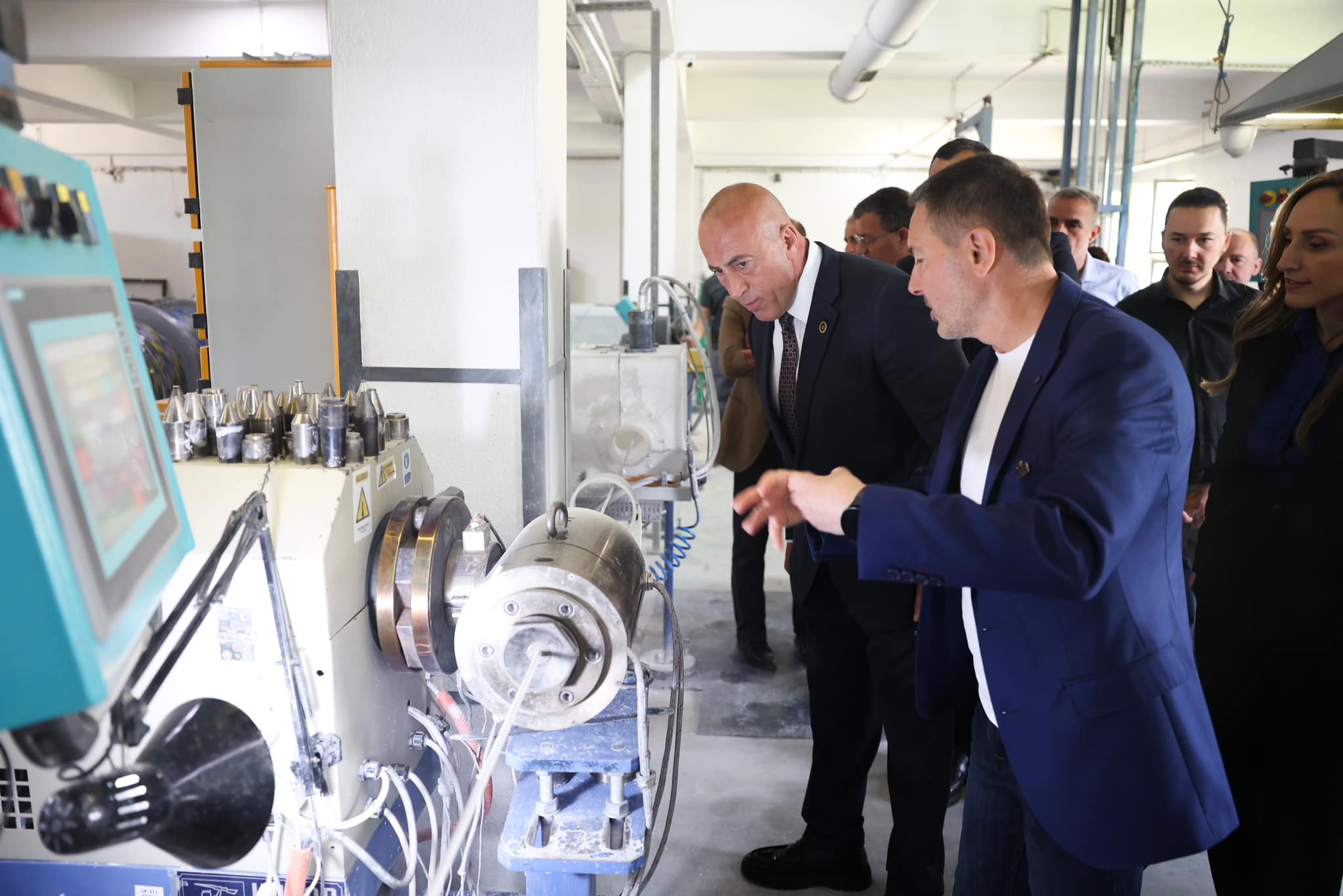 haradinaj-ne-prizren,-viziton-fabriken-qe-eksporton-jashte-vendit:-ky-eshte-shembull-suksesi-i-krijuar-me-djerse,-e-kryeministri-kenaqet-me-“petet-e-atiqit”