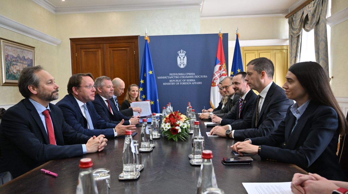 Varhelyi: Anëtarësimi i Serbisë në BE kalon përmes dialogut me Kosovën