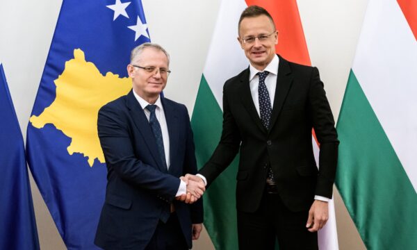 bislimi-takon-kryediplomatin-hungarez-pak-dite-para-takimit-te-komitetit-te-ministrave-ne-kie