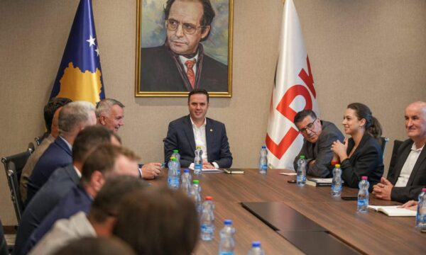 abdixhiku-per-takimin-me-kryetaret-e-degeve:-diskutuam-per-listat-zgjedhore,-komisioneret-e-vezhguesit-–-e-djathta-po-ringritet