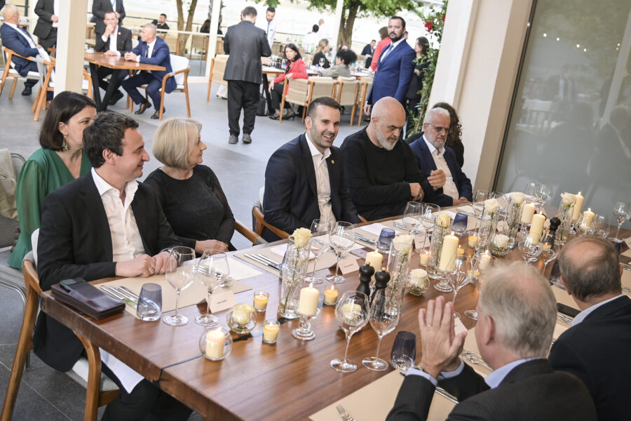 zkm-publikon-fotografi-nga-darka-e-lidereve-te-ballkanit-ne-kotor,-kurti-shihet-bashke-me-ramen-e-xhaferin