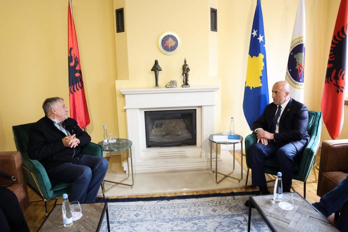 haradinaj-takon-jasharajn:-qasja-armiqesore-e-qeverise-i-ka-goditur-financiarisht-mesimdhenesit