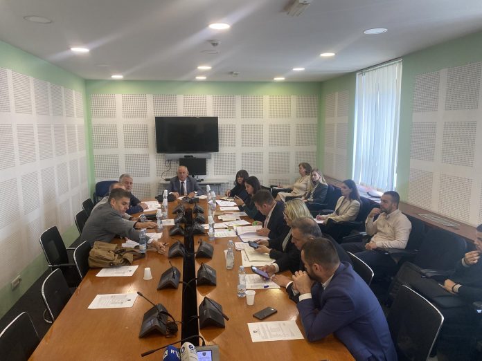 “hajni-e-masht-it”,-kastrati-hedh-dyshime-per-keqperdorim-te-buxhetit-per-tekstet-shkollore