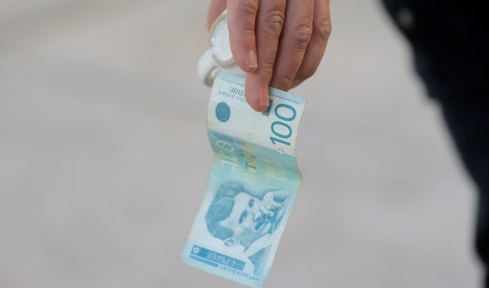 Pagesat vazhdojnë edhe me euro  edhe me dinarë