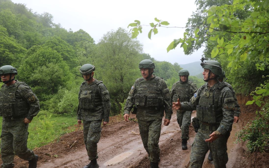 gjeneral-dreshaj-viziton-ushtrimin-fushor-te-fsk-se-“skuadra-ne-sulm”