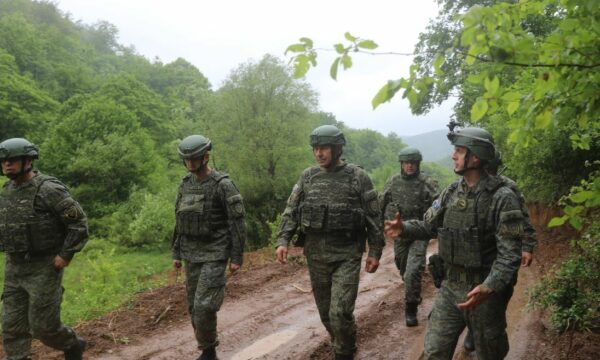 gjeneral-dreshaj-viziton-ushtrimin-fushor-te-fsk-se-“skuadra-ne-sulm”