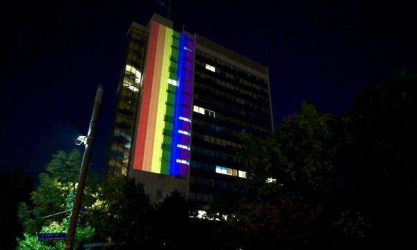 qeveria-mbulohet-me-flamurin-e-lgbtqi+,-kurti:-te-drejtat-e-njeriut-te-rrespektohen-ne-menyre-universale