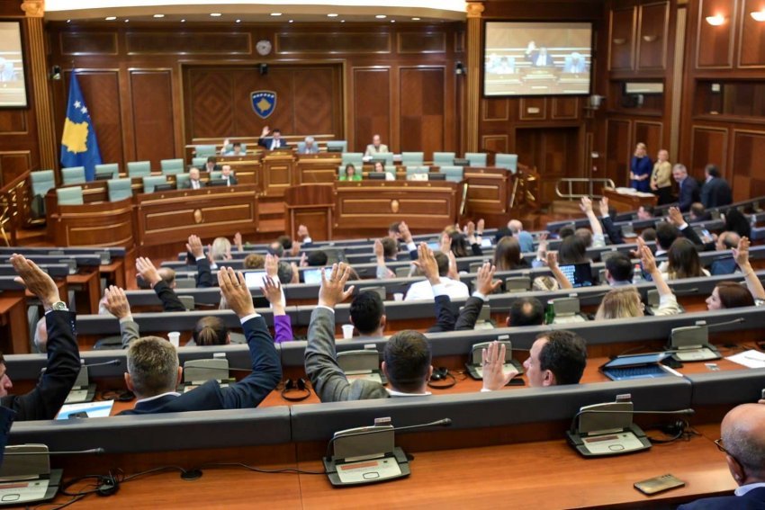 deputeti-i-guxo:-ministrja-beri-leshime-kur-e-dergoj-letren-pa-dijenine-e-presidentes,-edhe-ne-familje-nganjehere-gabojme