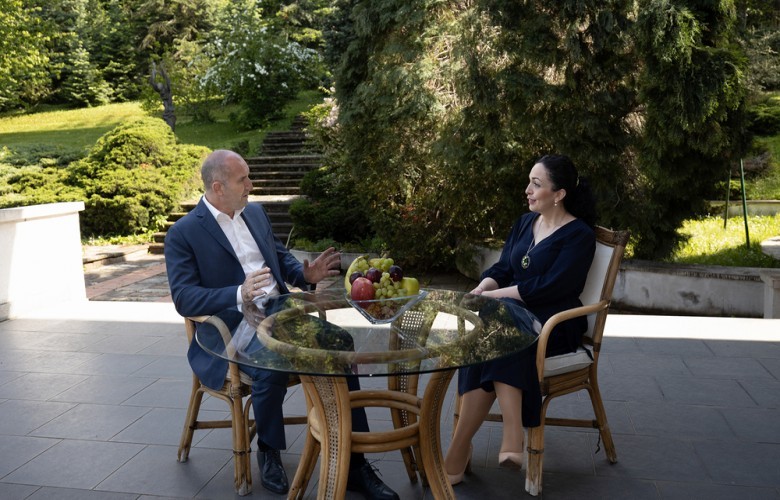 osmani-falenderon-presidentin-bullgar-per-mbeshtetjen-anetaresimit-te-kosoves-ne-kie