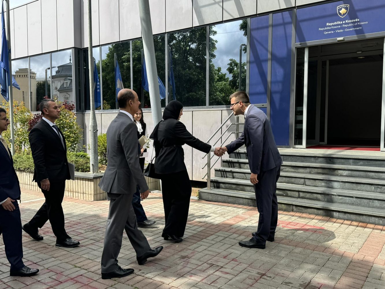pas-takimit-me-osmanin,-ministrja-e-katarit-per-zhvillim-social-takohet-me-kurtin