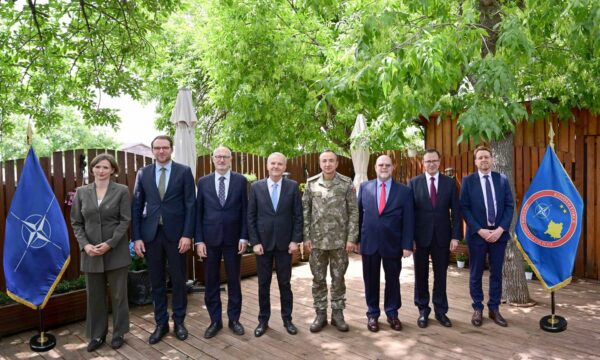 komandanti-i-kfor’it-takon-disa-nga-ambasadoret-ne-kosove,-flasin-per-sigurine-ne-kosove-dhe-rajon