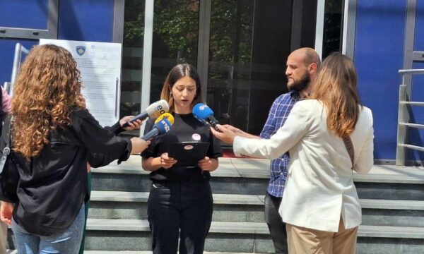“Ministër dil nënshkruaje”, QIKA kërkon nga Murati heqjen e taksës për pecetat menstruale