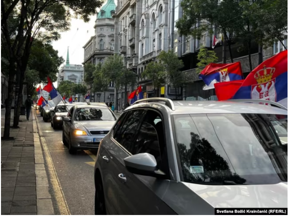 Serbët në veri parakalojnë me veturat e tyre në shenjë mbështetjeje për Vuçiqin pas miratimit të rezolutës për Srebrenicën