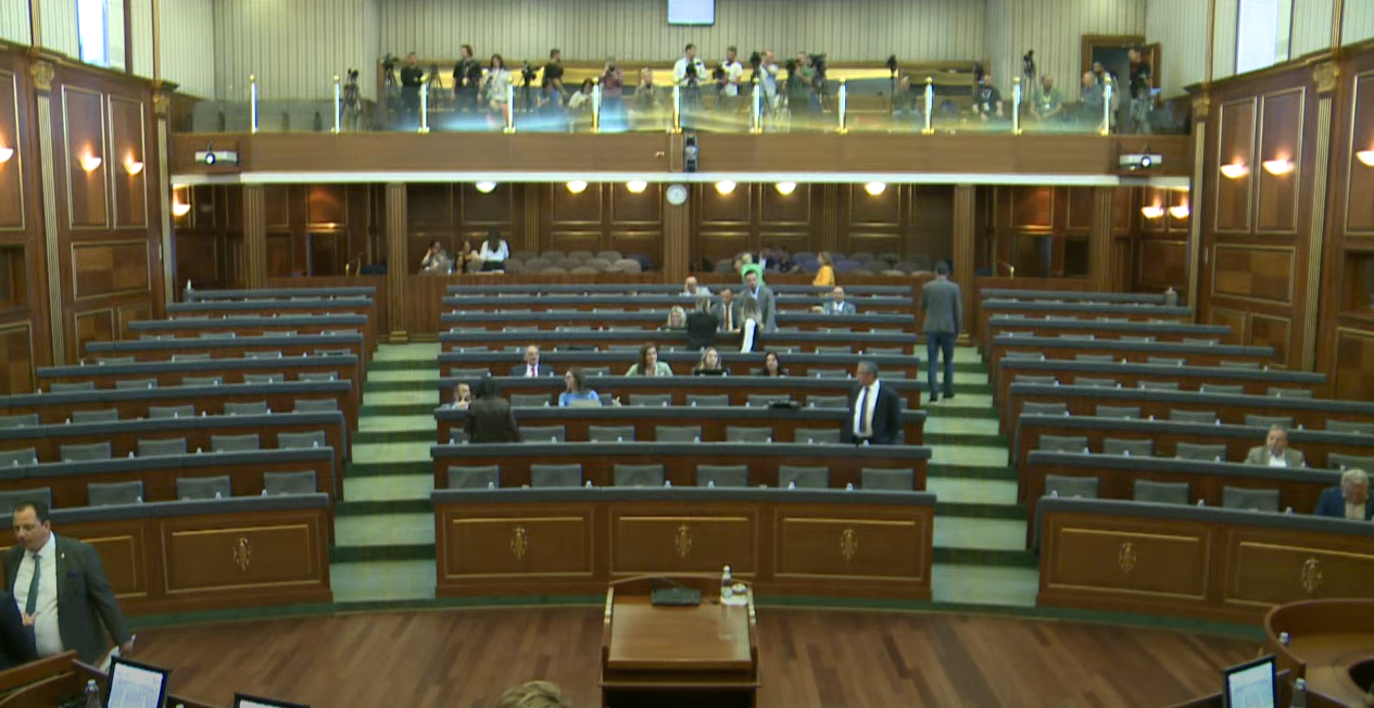 mungojne-deputetet,-deshton-seanca-ku-pritej-debat-per-3-vjet-te-qeverisjes-se-kurtit-dhe-rezuluta-per-shkarkimin-e-qeverise